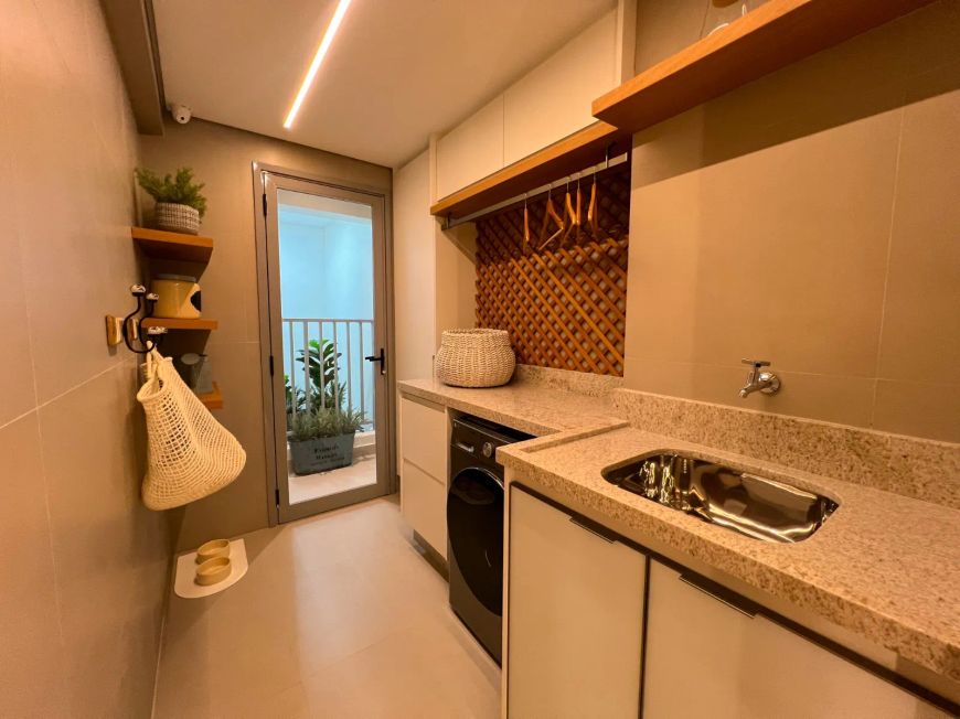 Apartamento com 130 m2, 3 suítes, vista livre, sol da manha, varanda com churrasqueira a carvão.