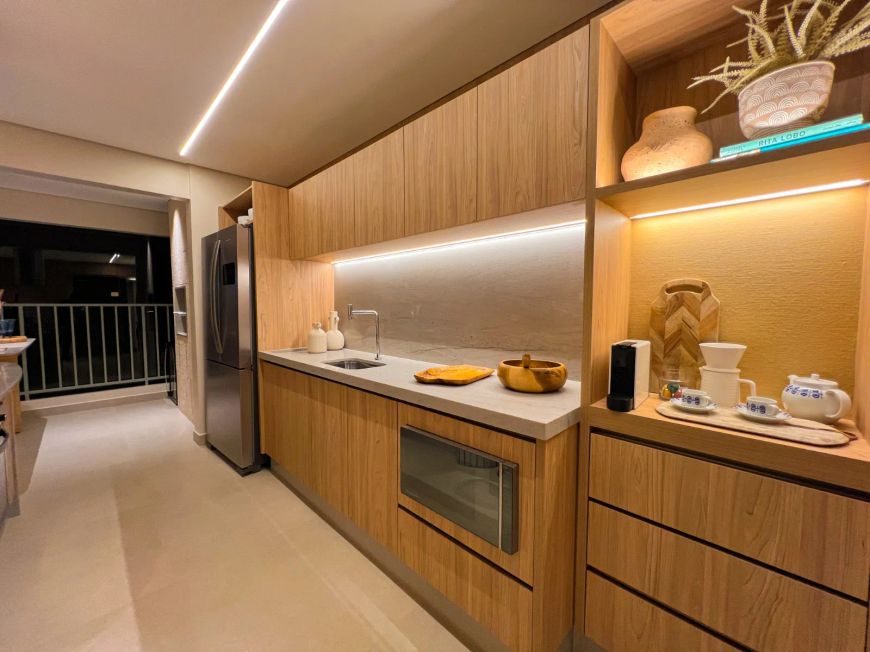 Apartamento com 130 m2, 3 suítes, vista livre, sol da manha, varanda com churrasqueira a carvão.