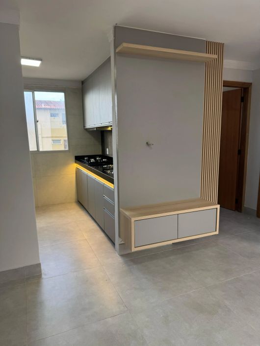 apartamento de 2 quartos repleto em armários com excelente acabamento
