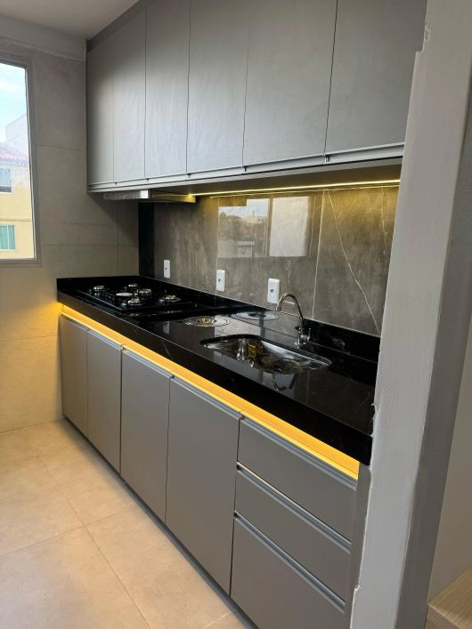 apartamento de 2 quartos repleto em armários com excelente acabamento