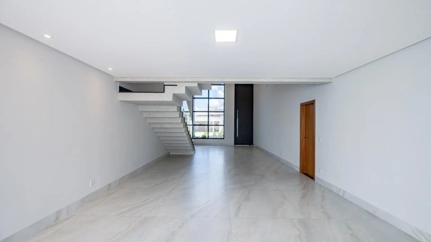 Casa com 4 suítes, piscina aquecida e lazer completo.