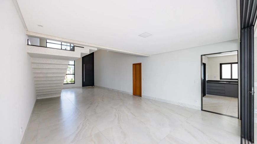Casa com 4 suítes, piscina aquecida e lazer completo.
