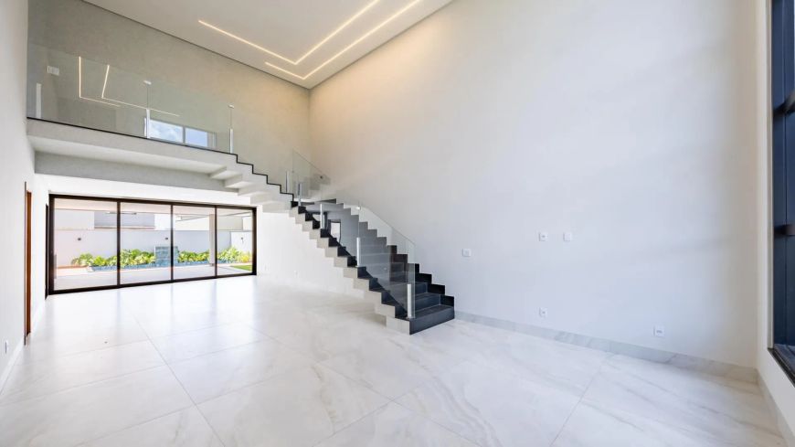 Casa com 4 suítes, piscina aquecida e lazer completo.