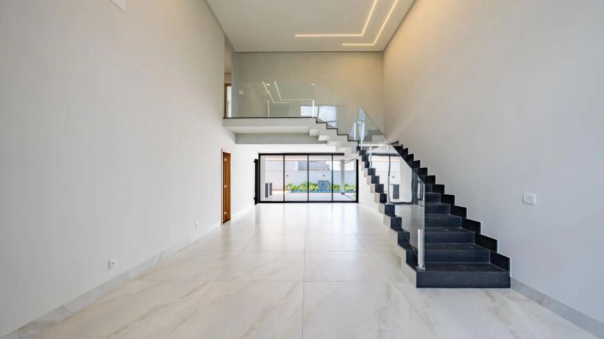 Casa com 4 suítes, piscina aquecida e lazer completo.