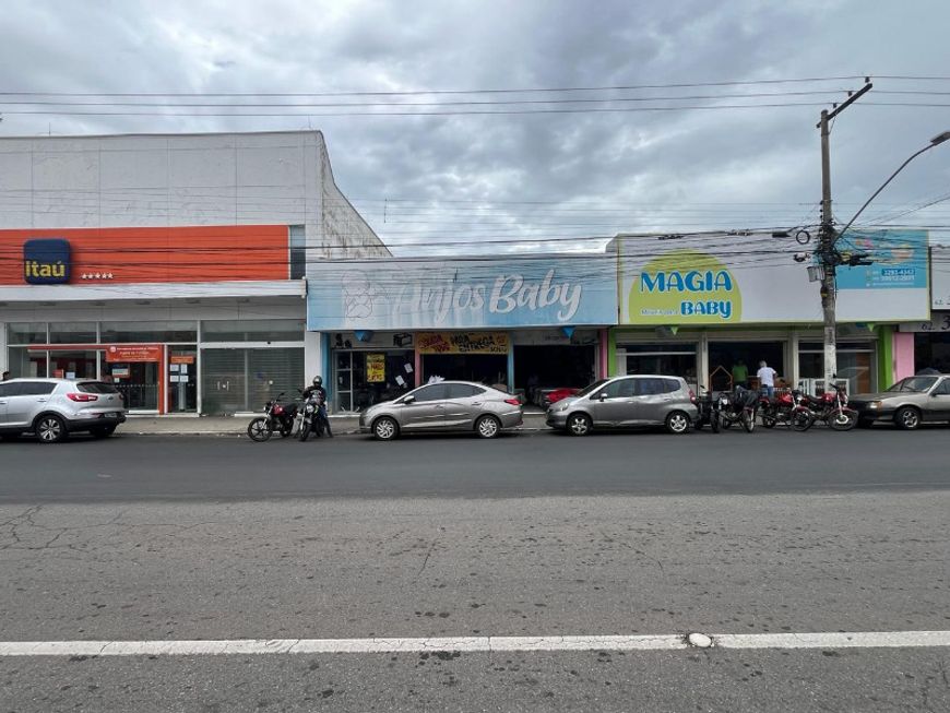 Prédio comercial com amplo salão térreo, aproximadamente 300 m² de área, 04 Sanitários, 02 Halls, gr
