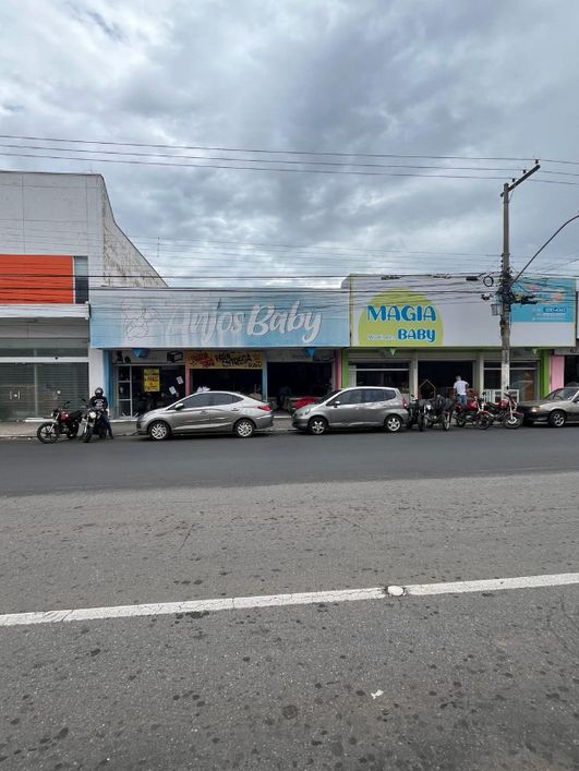 Prédio comercial com amplo salão térreo, aproximadamente 300 m² de área, 04 Sanitários, 02 Halls, gr