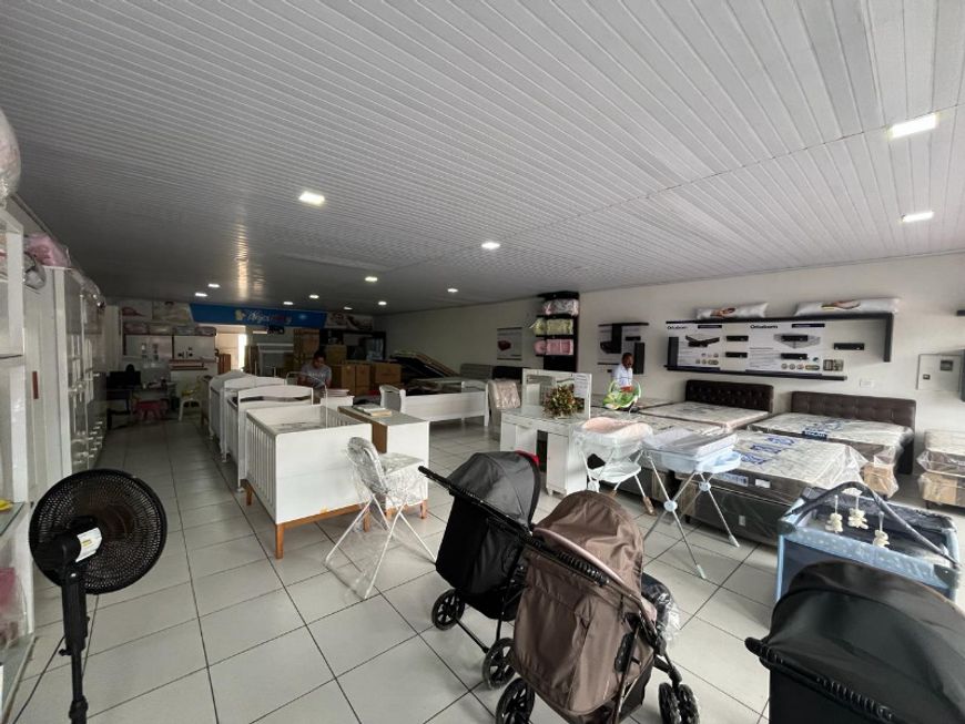 Prédio comercial com amplo salão térreo, aproximadamente 300 m² de área, 04 Sanitários, 02 Halls, gr