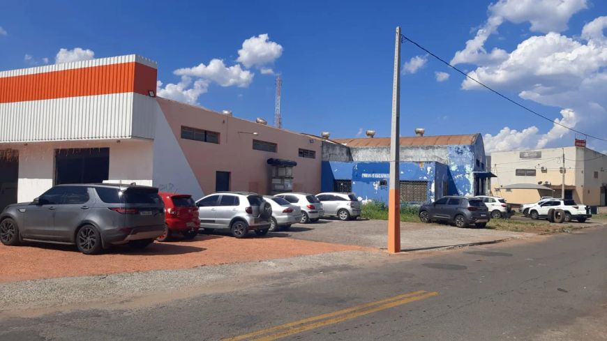 Galpões Area Avenida Anhanguera Santos Dumont a 200 metros do Portal Shopping Galpão / Depósito à Ve