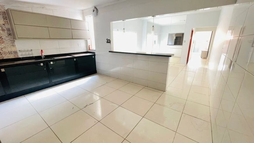 PISCINA E MUITOS ARMÁRIOS