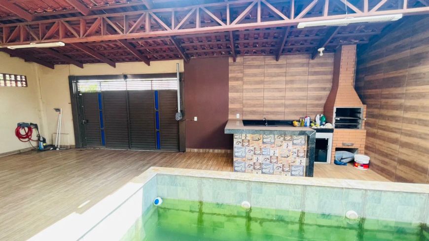 PISCINA E MUITOS ARMÁRIOS