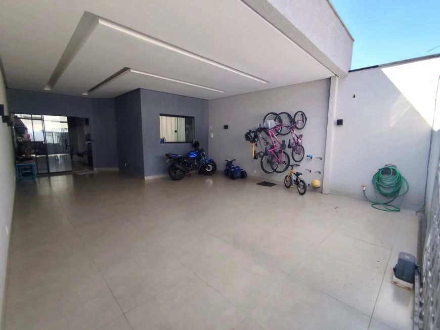 Casa 3 quartos 220m² - Residencial Canadá Casa de Rua com 3 Quarto(s) e 2 banheiro(s) à Venda, 220 p