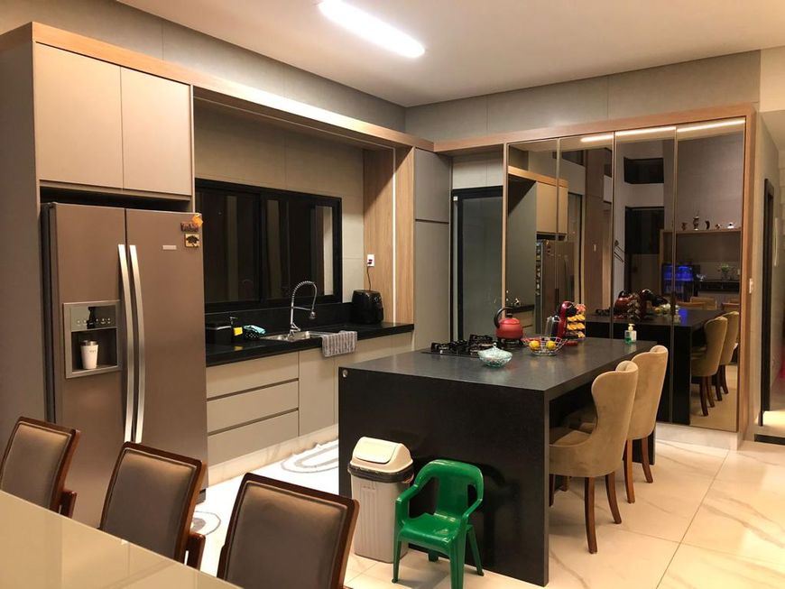 Casa de condomínio sobrado para aluguel possui 380 metros quadrados com 4 quartos