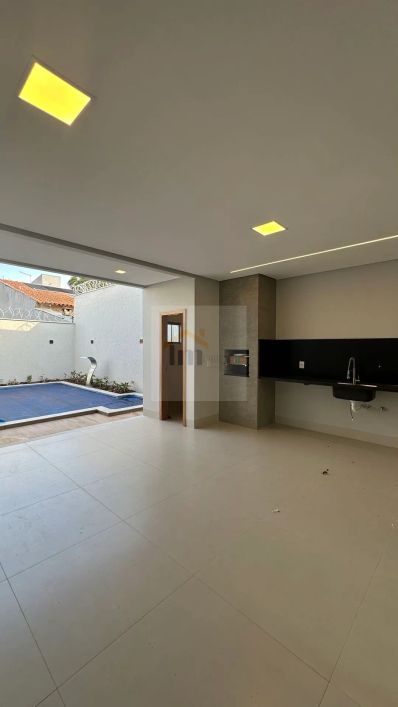 Casa Sozinha no lote Alto Padrão 3 suítes EXCELENTE LOCALIZAÇÃO em Goiânia