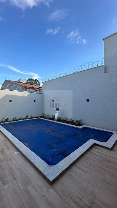 Casa Sozinha no lote Alto Padrão 3 suítes EXCELENTE LOCALIZAÇÃO em Goiânia