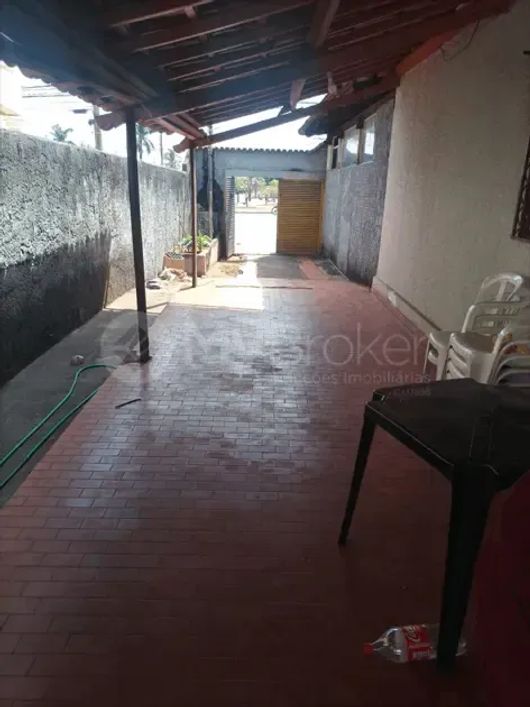 Casa com comércio e 1 barracão no fundo. codigo: 13579