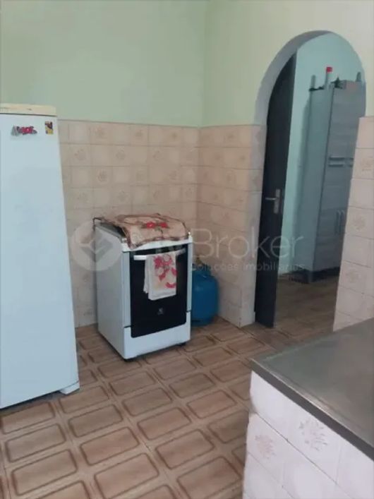 Casa com comércio e 1 barracão no fundo. codigo: 13579