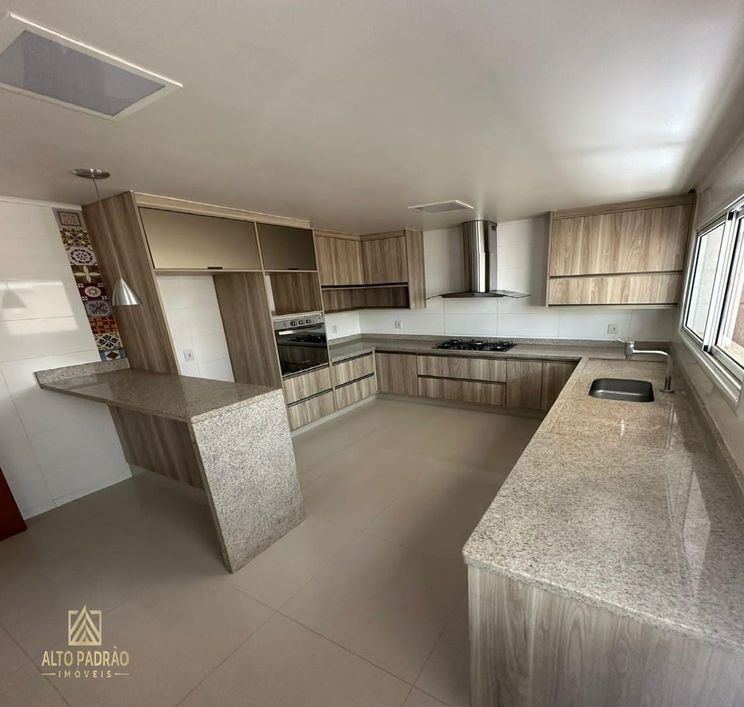 932- Sobrado com 11 salas, 4 banheiros, 6 vagas de garagens, completo em armários, à venda 325m² po