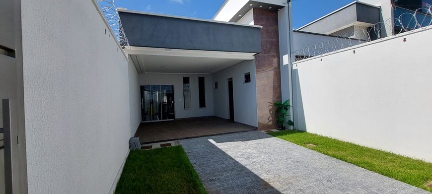 Casa Térrea Recém Construída - Bairro Moinho dos Ventos - 180m² Casa de Rua com 3 Quarto(s) e 3 banh