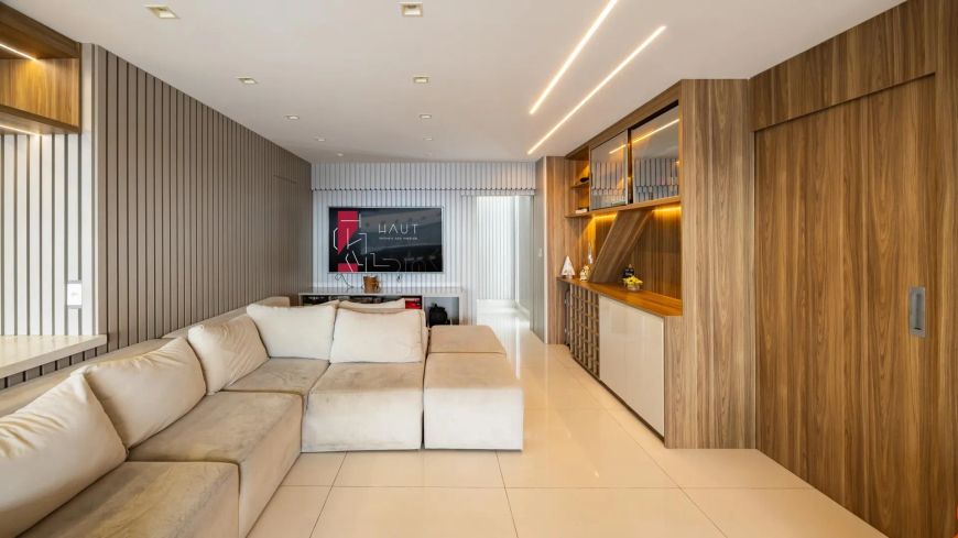 Apartamento mobiliado no Setor Bueno, com 3 suítes.