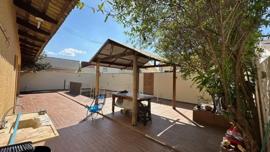 Casa no Condomínio Granville Casa em Condomínio com 5 Quarto(s) e 6 banheiro(s) à Venda, 330 por R$