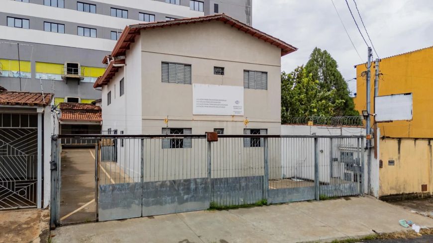 Casa Comercial, com 6 apartamentos de 2 quartos, 334 m2 de construção, no Setor