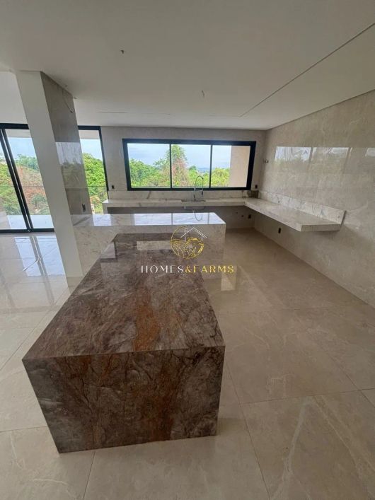 ESPETACULAR CASA TRIPLEX A VENDA, COM FUNDO PARA A MATA NO CONDOMÍNIO DO LAGO
