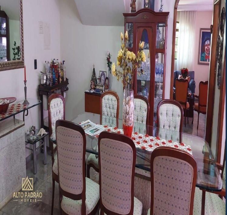 842-Sobrado com 5 quartos, sendo 02 suítes plenas à venda 420m² por R$ 1.200.000,00 no Santa Geno