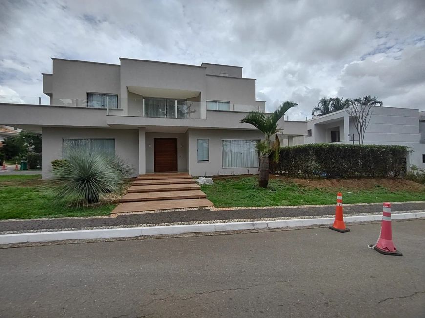 Sobrado para venda possui 414 metros quadrados com 4 quartos em Jardins Madri - Goiânia - GO