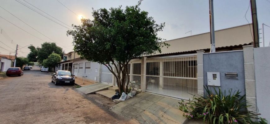 Casa com 3 dormitórios à venda, 201 m² por R$ 850.000,00 - Parque das Laranjeiras - Goiânia/GO