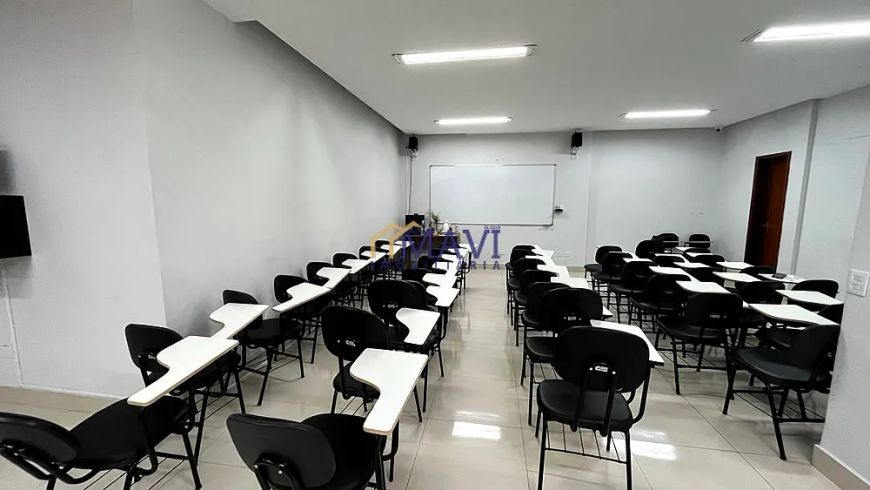 2 salas comerciais integradas com 2 vagas de garagem fixas. Ed. Business Center.