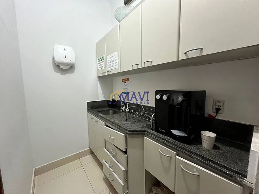2 salas comerciais integradas com 2 vagas de garagem fixas. Ed. Business Center.