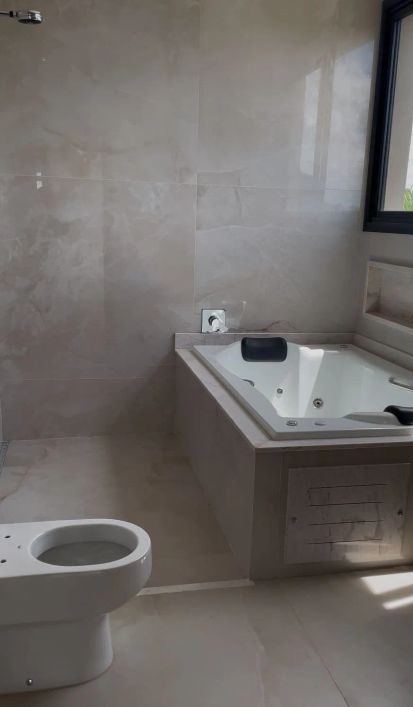 Sobrado luxuoso a venda, 5 suítes, piscina, hidromassagem, com armários, Alphaville Goiás - Goiânia