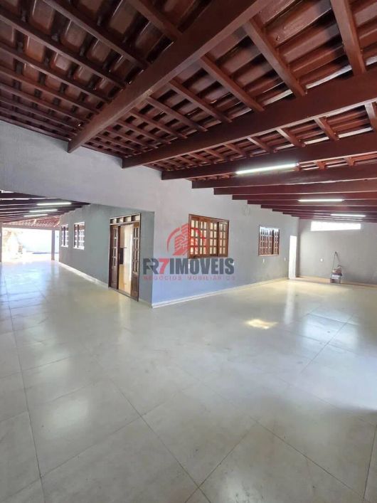 Linda Casa Sozinha no Lote! 3 Quartos sendo 1 Suíte com Closet - Piscina - Jd Balneario meia Ponte