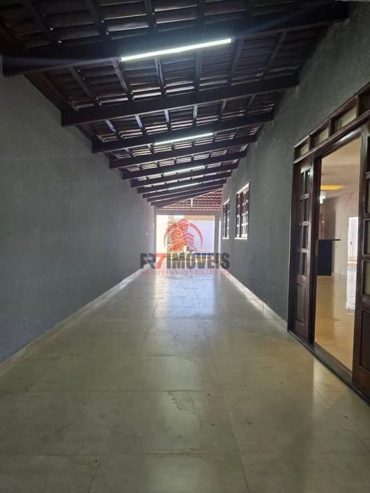 Linda Casa Sozinha no Lote! 3 Quartos sendo 1 Suíte com Closet - Piscina - Jd Balneario meia Ponte