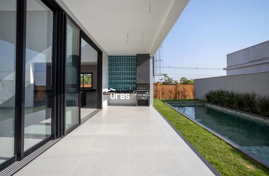 Esta casa térrea de esquina é uma fusão perfeita entre espaço, design elegante e conforto luxuoso