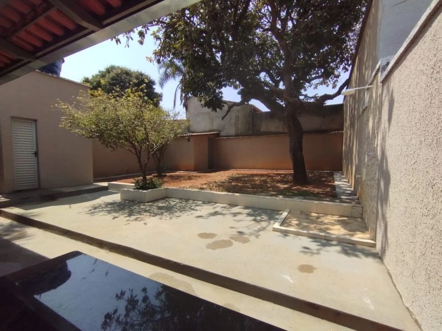 casa sozinha no lote, 2 quartos, prox. do garavelo