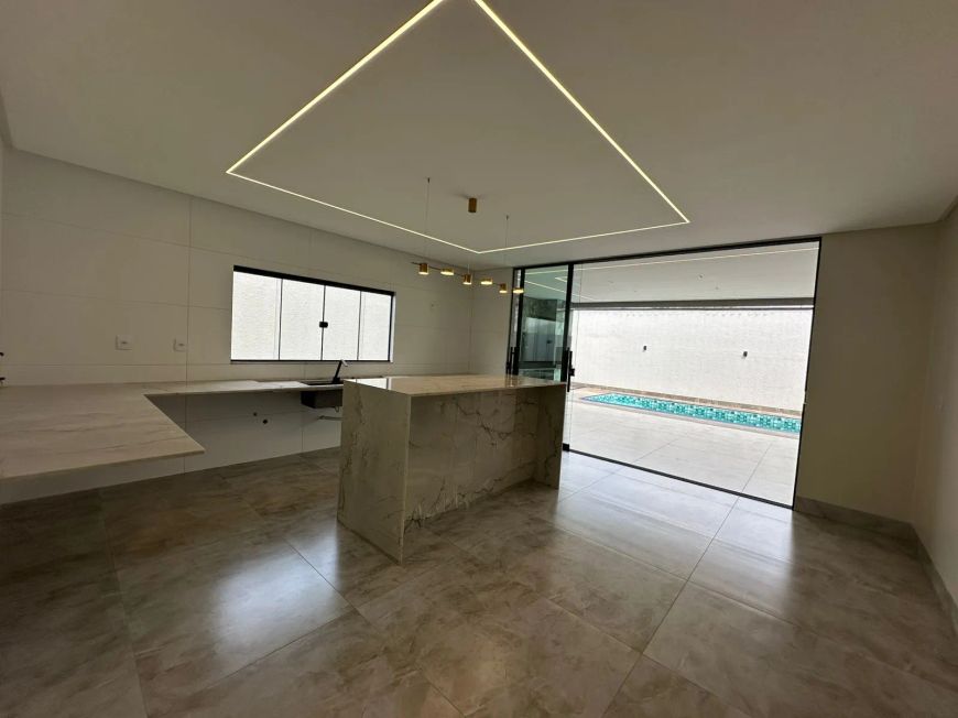 Casa no parque Amazônia com 3 Quartos e 3 Suites Plenas sozinha no lote