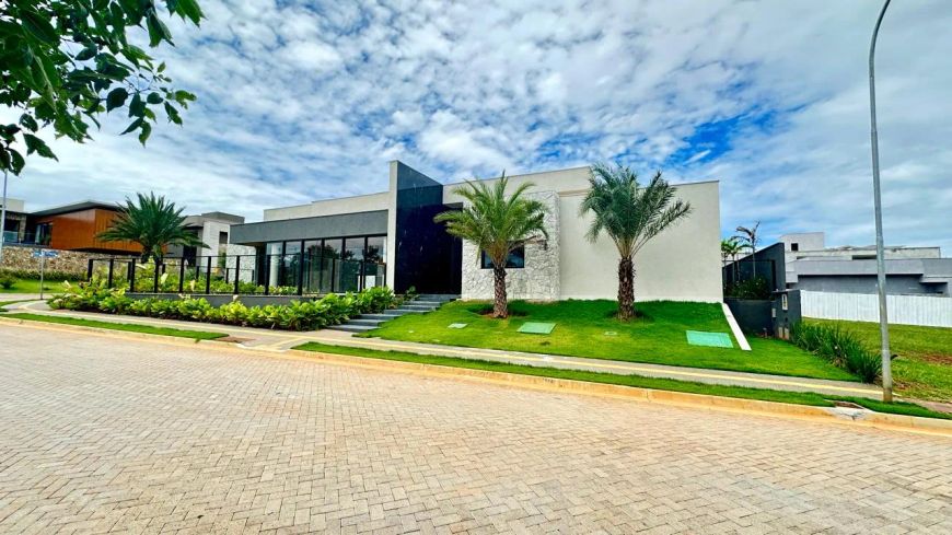 Excelente casa térrea em terreno de esquina contendo 4 suites - condomínio Jardins Itália