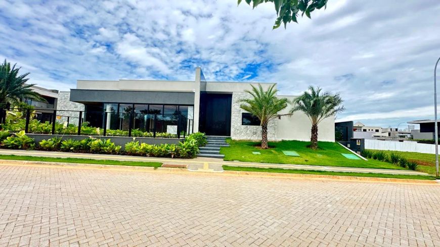 Excelente casa térrea em terreno de esquina contendo 4 suites - condomínio Jardins Itália
