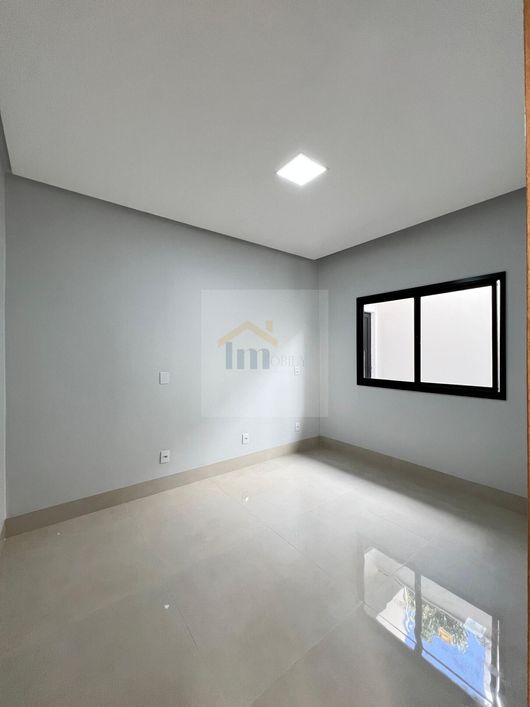 Casa Alto Padrão com Piscina, Sozinha no lote em Goiânia