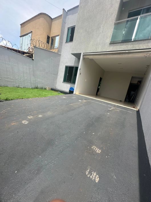Sobrado para venda tem 130 metros quadrados com 3 quartos em Parque Atheneu - Goiânia - GO