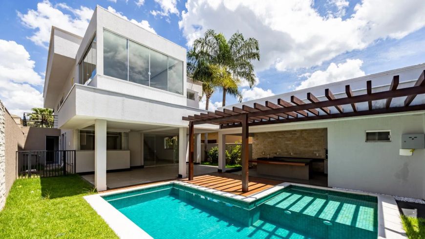 Casa elegante e com bela piscina no Portal do Sol I.