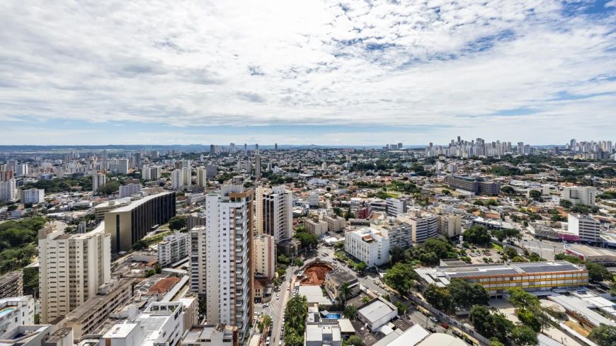 Apartamento no último andar, com sol nascente e vista definitiva.