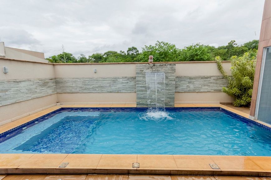 Casa para venda possui 360 metros quadrados com 5 quartos