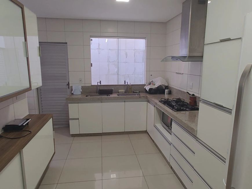 Sobrado para venda com 3 quartos em Parque Anhanguera - Goiânia - GO