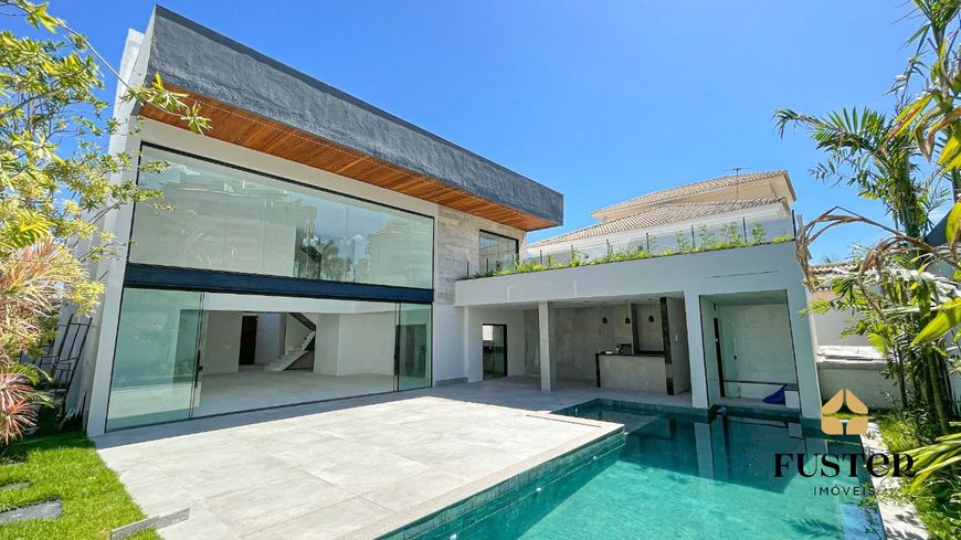 Belíssima Casa Triplex à Venda no Condomínio Quintas do Rio, na Barra da Tijuca.