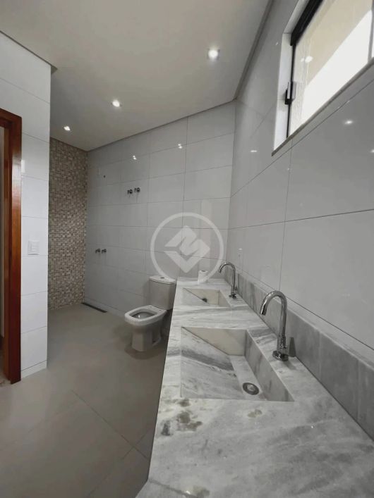 Casa térrea em lote de esquina de 278 m2, 3 quartos sendo 1 suíte. Setor Faiçalville, Goiânia-GO