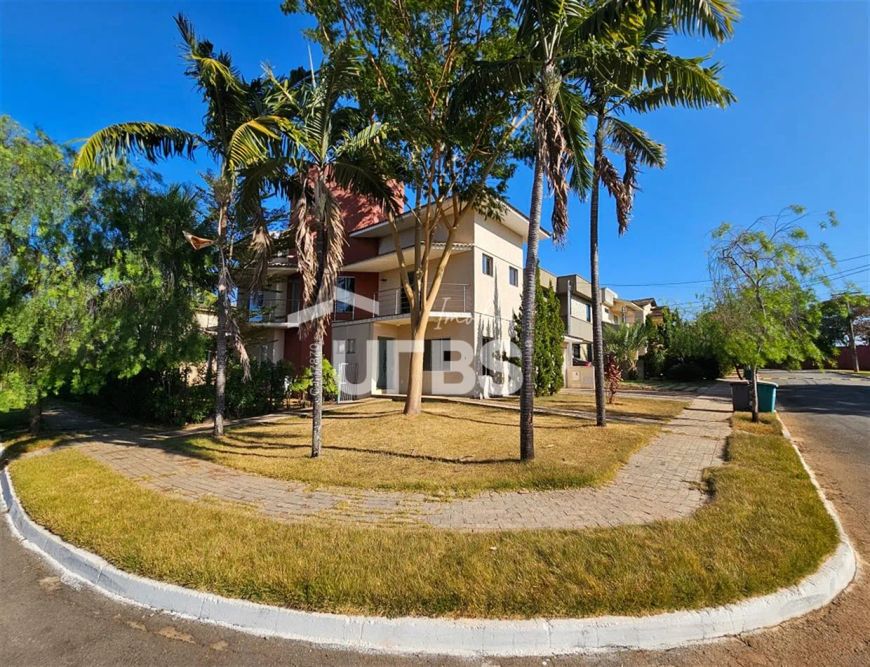 Sobrado para venda tem 320 metros quadrados com 4 quartos