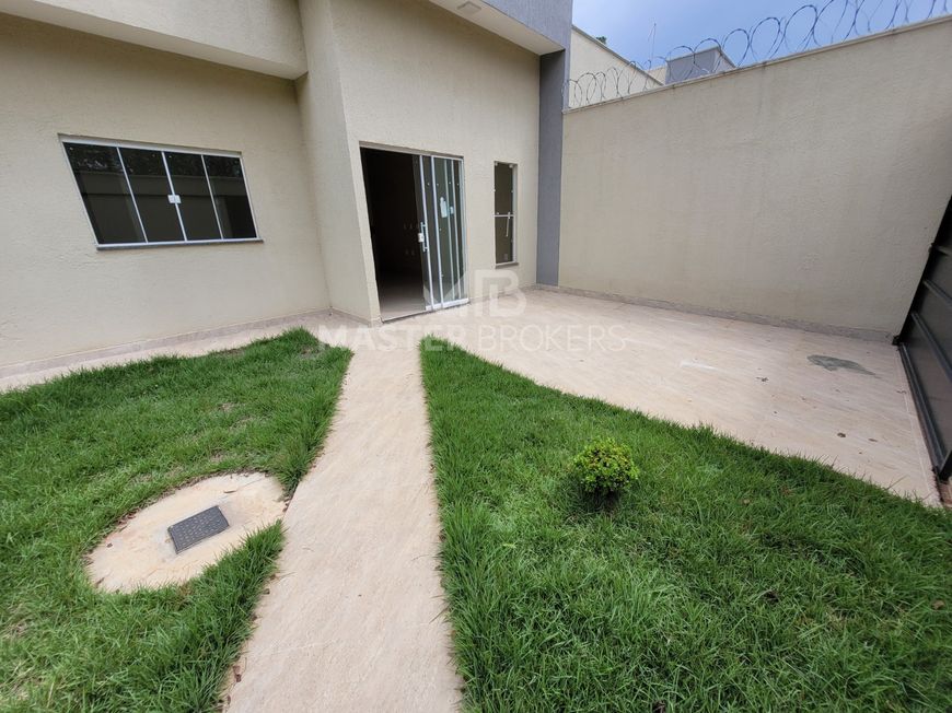 Casa de esquina com 2 quartos sendo 1 suíte, amplo quintal, aproveite!