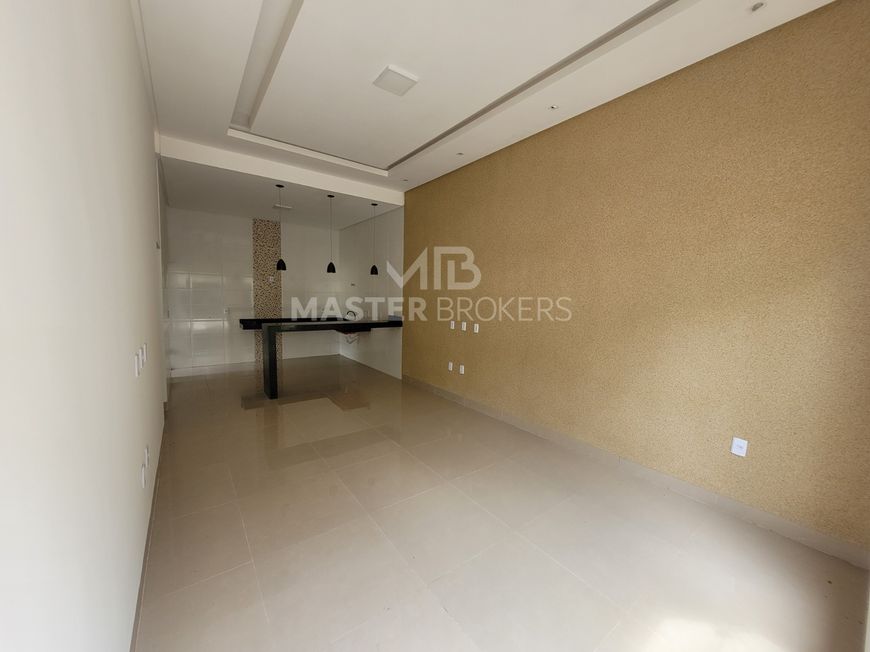 Casa de esquina com 2 quartos sendo 1 suíte, amplo quintal, aproveite!